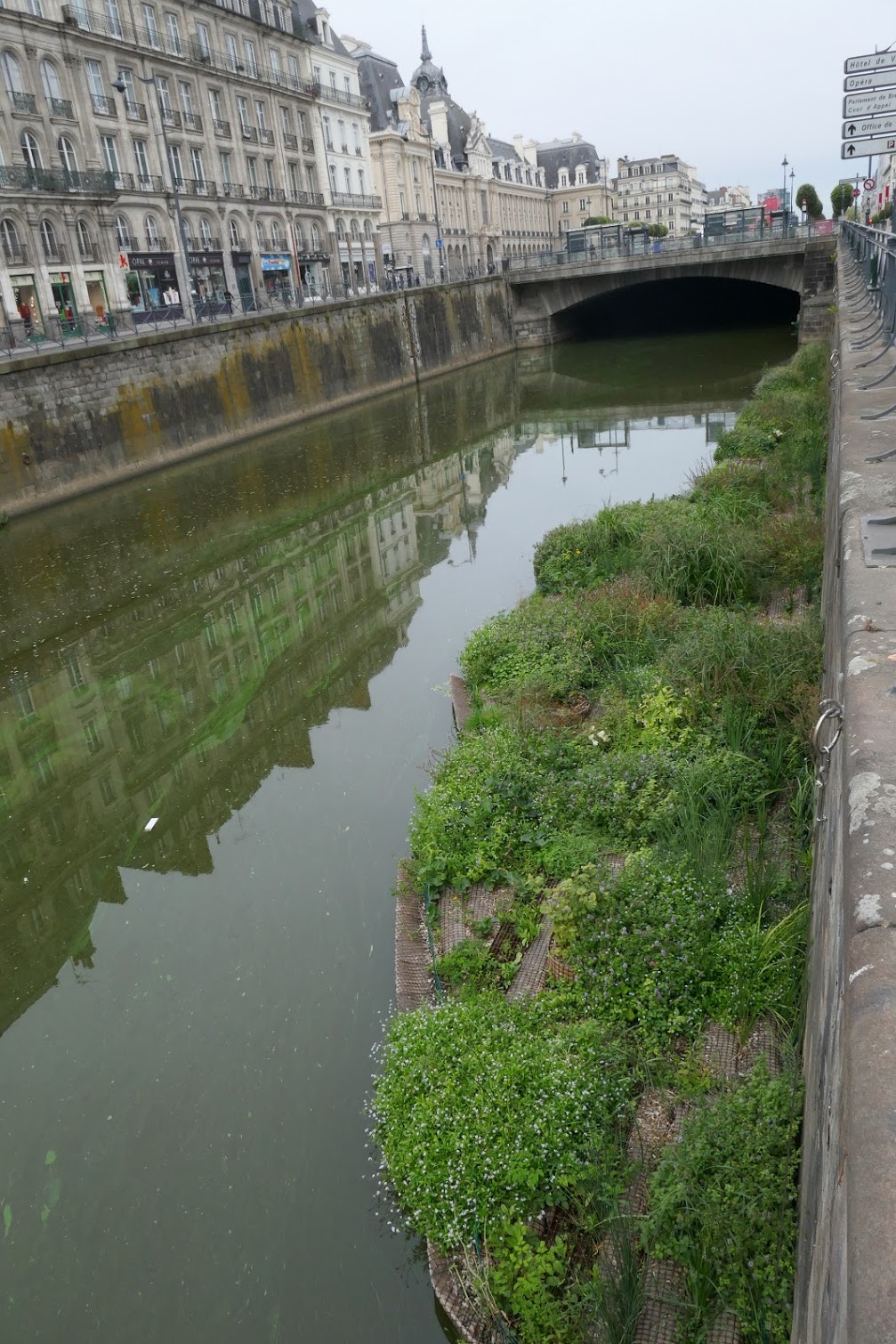 The world's largest floating riverbank is built in Rennes, France ...